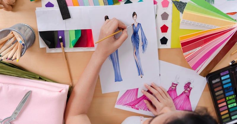 Les femmes et le retour du tailleur : pourquoi il reconquiert nos dressings
